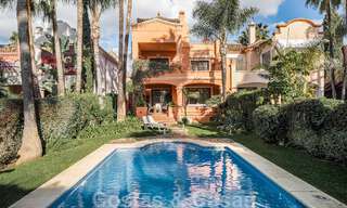 Casa adosada de estilo español en venta en una prestigiosa urbanización a poca distancia de Puerto Banús y la playa en Nueva Andalucía, Marbella 49746 