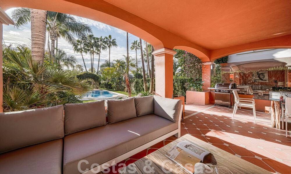 Casa adosada de estilo español en venta en una prestigiosa urbanización a poca distancia de Puerto Banús y la playa en Nueva Andalucía, Marbella 49748
