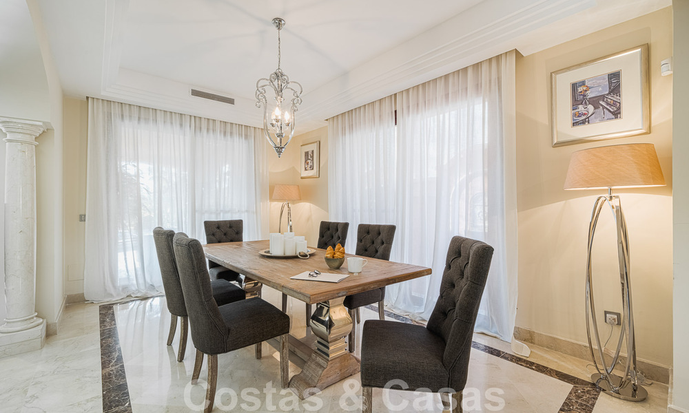 Casa adosada de estilo español en venta en una prestigiosa urbanización a poca distancia de Puerto Banús y la playa en Nueva Andalucía, Marbella 49749