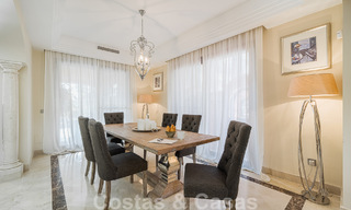 Casa adosada de estilo español en venta en una prestigiosa urbanización a poca distancia de Puerto Banús y la playa en Nueva Andalucía, Marbella 49749 