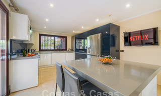 Casa adosada de estilo español en venta en una prestigiosa urbanización a poca distancia de Puerto Banús y la playa en Nueva Andalucía, Marbella 49750 