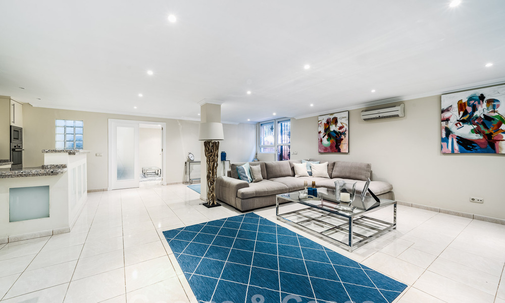 Casa adosada de estilo español en venta en una prestigiosa urbanización a poca distancia de Puerto Banús y la playa en Nueva Andalucía, Marbella 49751