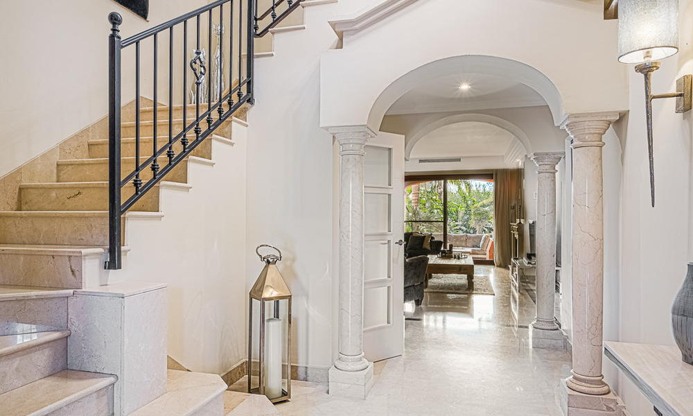 Casa adosada de estilo español en venta en una prestigiosa urbanización a poca distancia de Puerto Banús y la playa en Nueva Andalucía, Marbella 49753