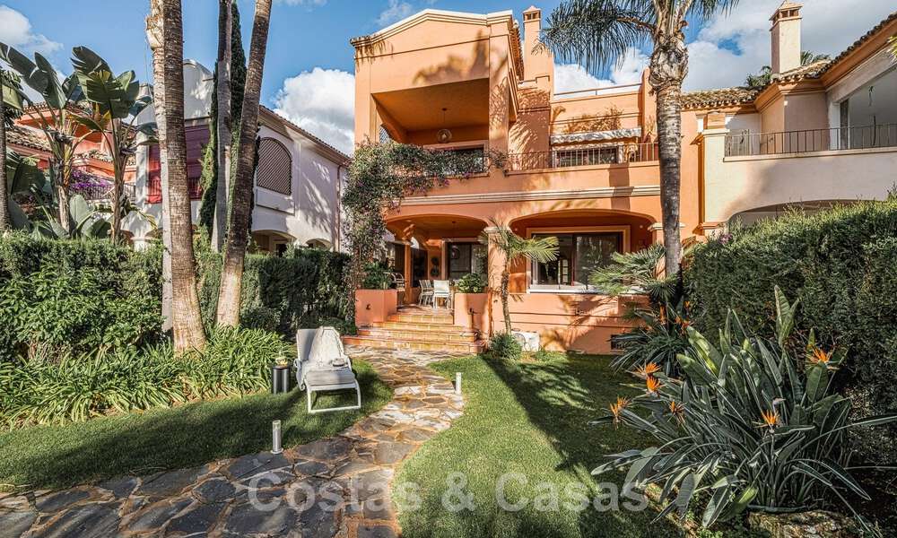 Casa adosada de estilo español en venta en una prestigiosa urbanización a poca distancia de Puerto Banús y la playa en Nueva Andalucía, Marbella 49759