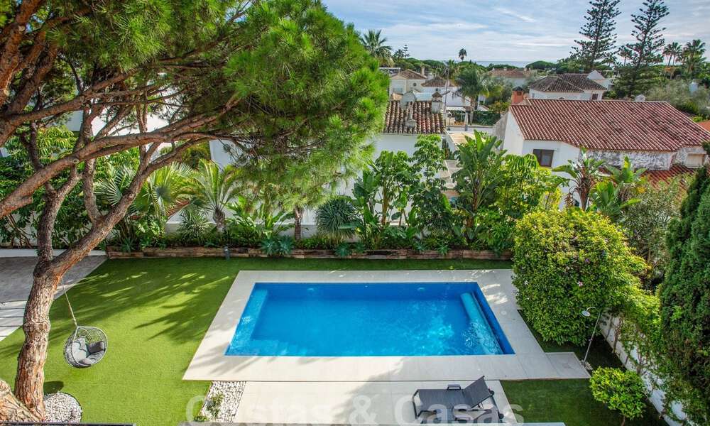 Moderna y lujosa villa en venta, situada en el centro a poca distancia de la playa en la Milla de Oro de Marbella 60473