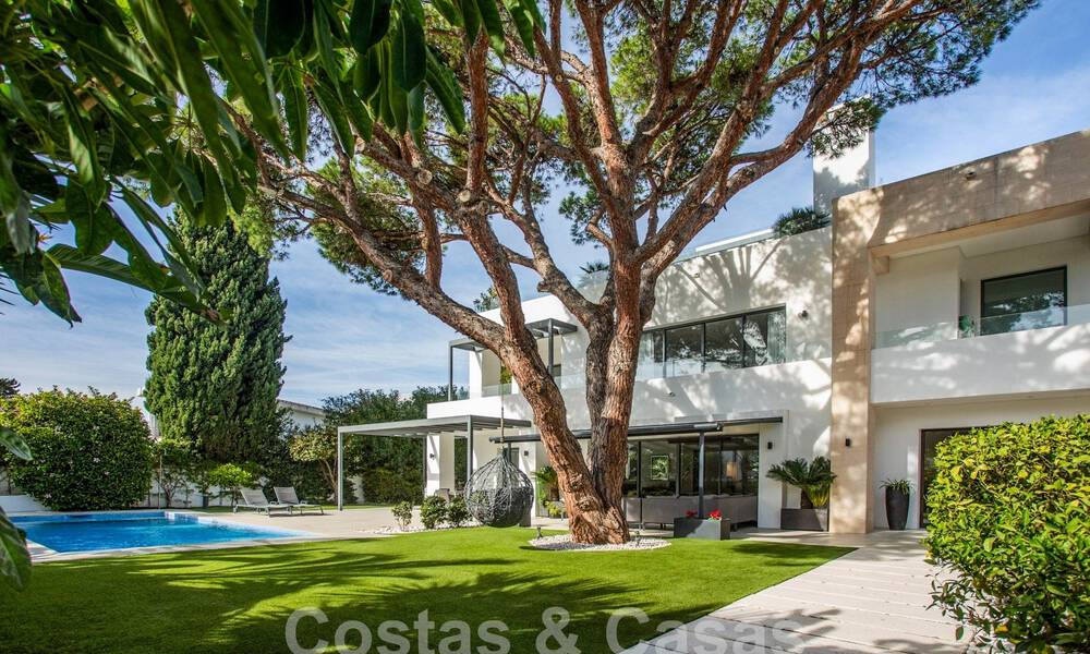 Moderna y lujosa villa en venta, situada en el centro a poca distancia de la playa en la Milla de Oro de Marbella 60474
