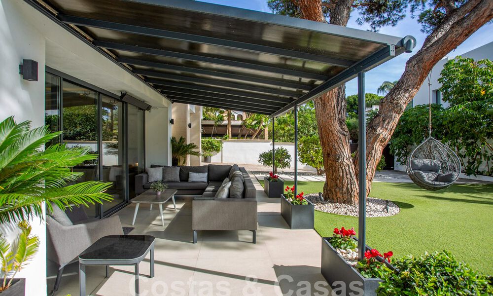 Moderna y lujosa villa en venta, situada en el centro a poca distancia de la playa en la Milla de Oro de Marbella 60476
