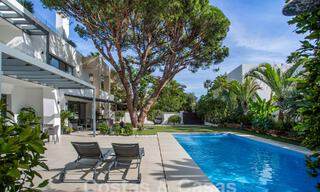 Moderna y lujosa villa en venta, situada en el centro a poca distancia de la playa en la Milla de Oro de Marbella 60477 