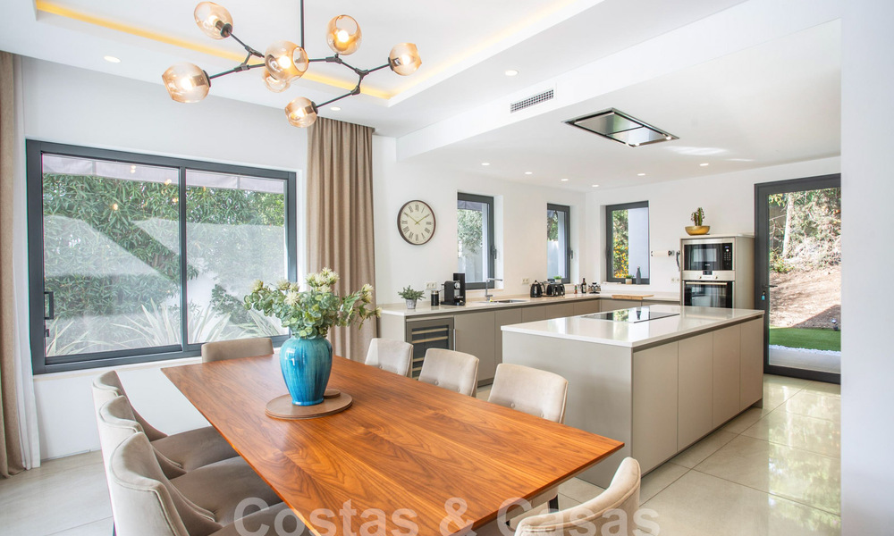 Moderna y lujosa villa en venta, situada en el centro a poca distancia de la playa en la Milla de Oro de Marbella 60481