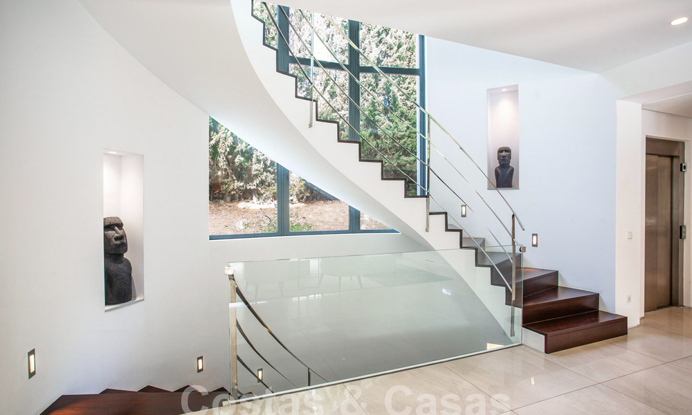 Moderna y lujosa villa en venta, situada en el centro a poca distancia de la playa en la Milla de Oro de Marbella 60482