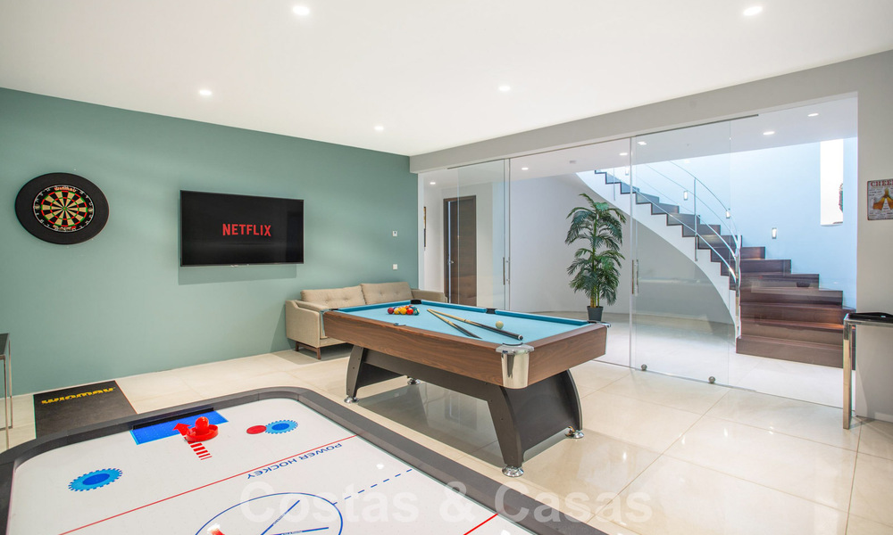 Moderna y lujosa villa en venta, situada en el centro a poca distancia de la playa en la Milla de Oro de Marbella 60483