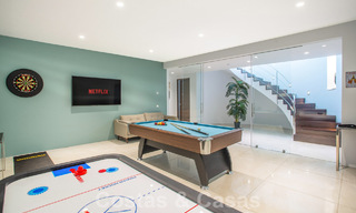 Moderna y lujosa villa en venta, situada en el centro a poca distancia de la playa en la Milla de Oro de Marbella 60483 