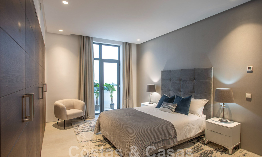 Moderna y lujosa villa en venta, situada en el centro a poca distancia de la playa en la Milla de Oro de Marbella 60484