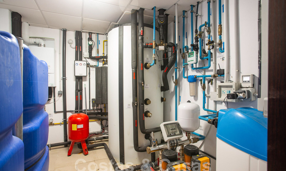 Moderna y lujosa villa en venta, situada en el centro a poca distancia de la playa en la Milla de Oro de Marbella 60485