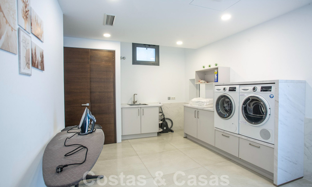 Moderna y lujosa villa en venta, situada en el centro a poca distancia de la playa en la Milla de Oro de Marbella 60486