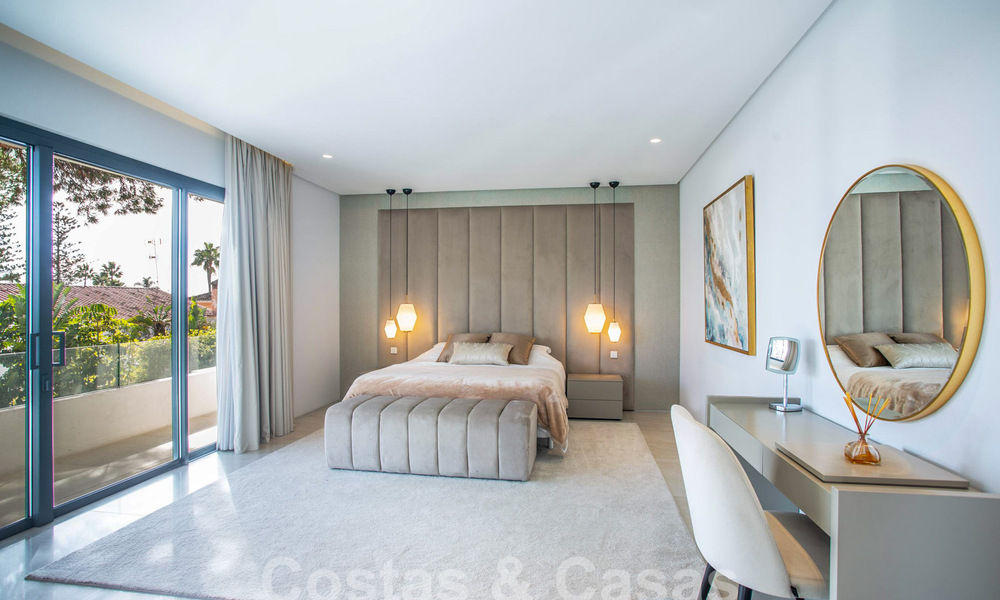 Moderna y lujosa villa en venta, situada en el centro a poca distancia de la playa en la Milla de Oro de Marbella 60488