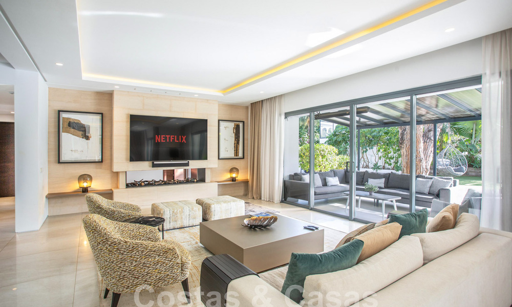 Moderna y lujosa villa en venta, situada en el centro a poca distancia de la playa en la Milla de Oro de Marbella 60490