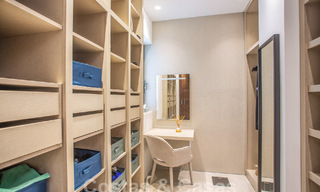 Moderna y lujosa villa en venta, situada en el centro a poca distancia de la playa en la Milla de Oro de Marbella 60491 