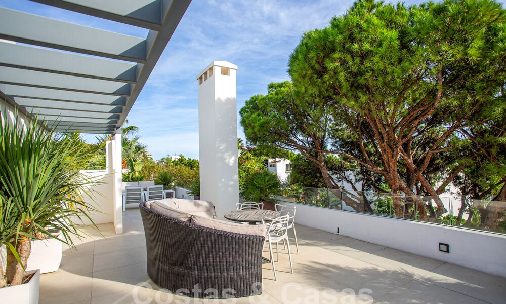 Moderna y lujosa villa en venta, situada en el centro a poca distancia de la playa en la Milla de Oro de Marbella 60494
