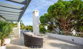 Moderna y lujosa villa en venta, situada en el centro a poca distancia de la playa en la Milla de Oro de Marbella 60494 