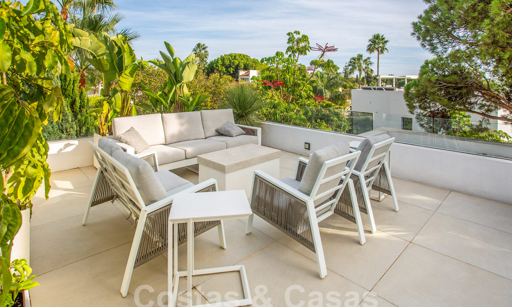 Moderna y lujosa villa en venta, situada en el centro a poca distancia de la playa en la Milla de Oro de Marbella 60495