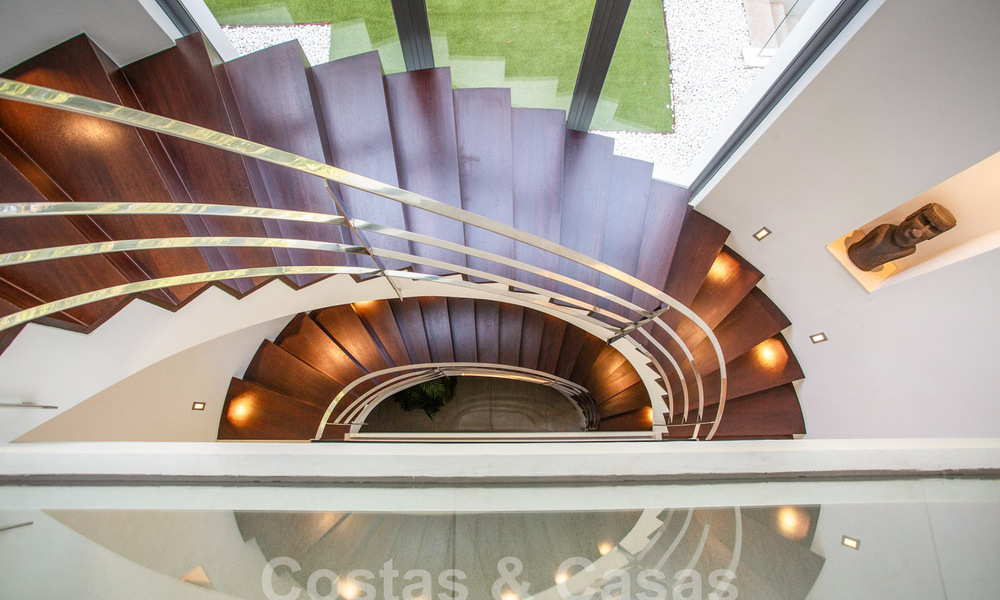 Moderna y lujosa villa en venta, situada en el centro a poca distancia de la playa en la Milla de Oro de Marbella 60497