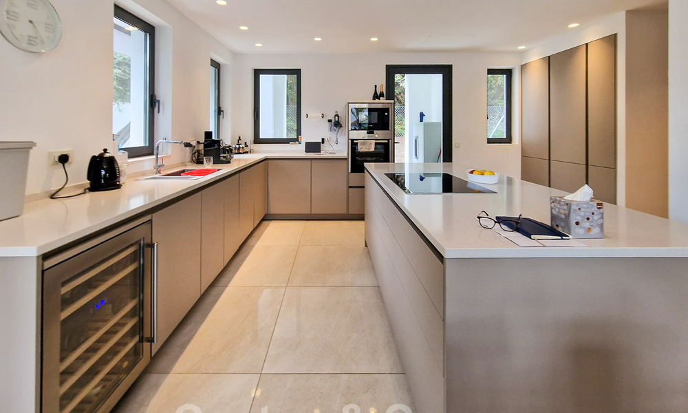 Moderna y lujosa villa en venta, situada en el centro a poca distancia de la playa en la Milla de Oro de Marbella 60498