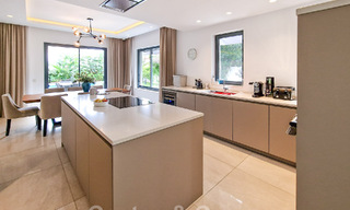 Moderna y lujosa villa en venta, situada en el centro a poca distancia de la playa en la Milla de Oro de Marbella 60499 