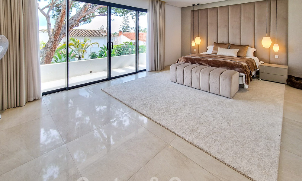 Moderna y lujosa villa en venta, situada en el centro a poca distancia de la playa en la Milla de Oro de Marbella 60503