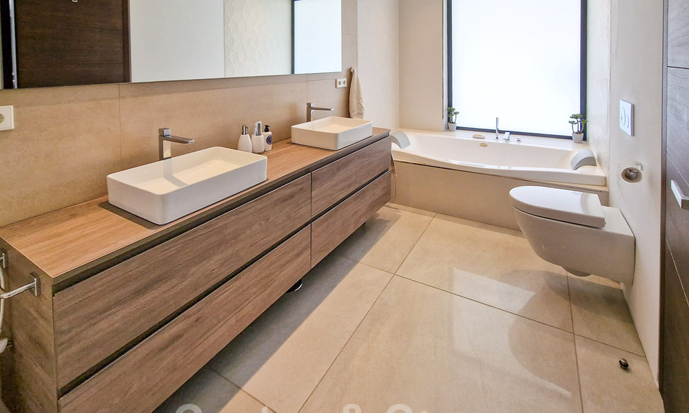 Moderna y lujosa villa en venta, situada en el centro a poca distancia de la playa en la Milla de Oro de Marbella 60510