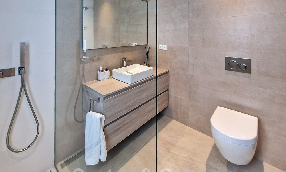 Moderna y lujosa villa en venta, situada en el centro a poca distancia de la playa en la Milla de Oro de Marbella 60511