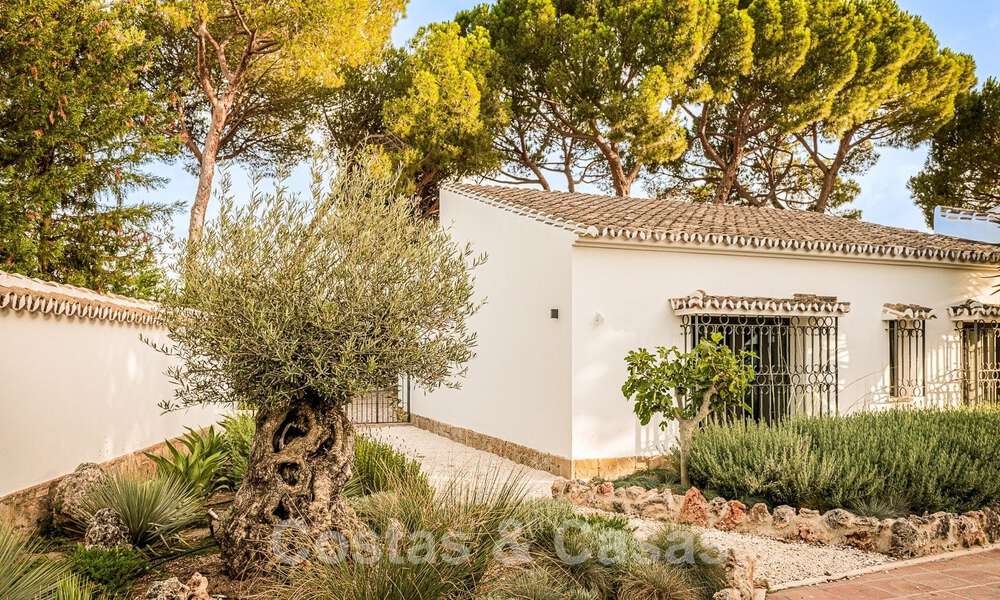 Encantadora villa de lujo en venta rodeada de belleza natural y al bordo de la playa de las dunas en Marbella 49694