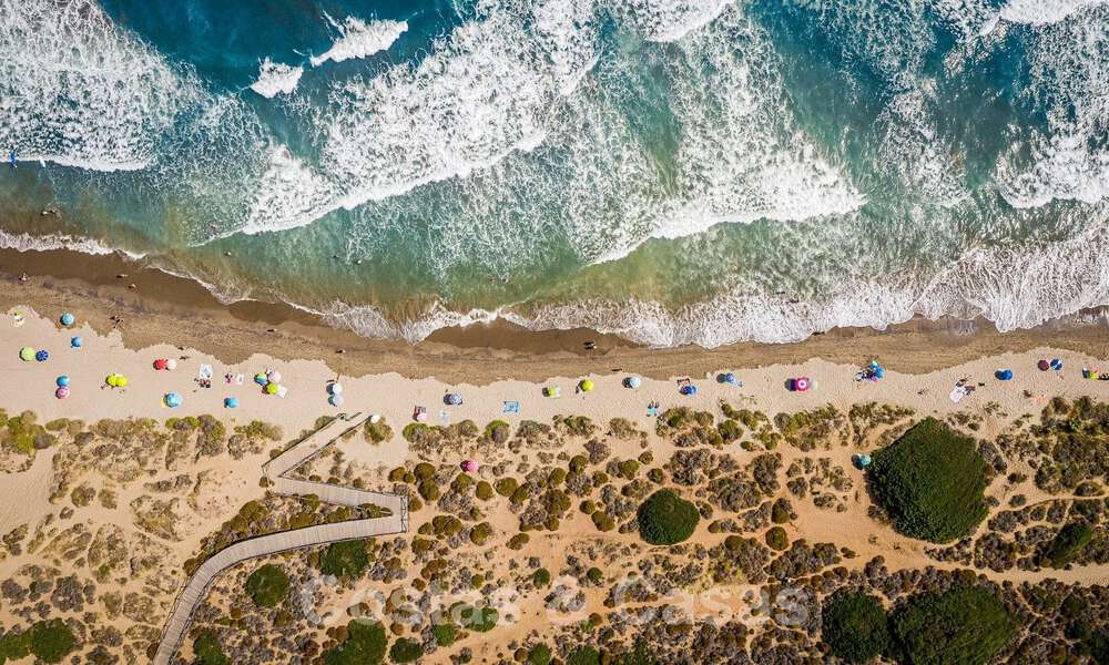 Encantadora villa de lujo en venta rodeada de belleza natural y al bordo de la playa de las dunas en Marbella 49698