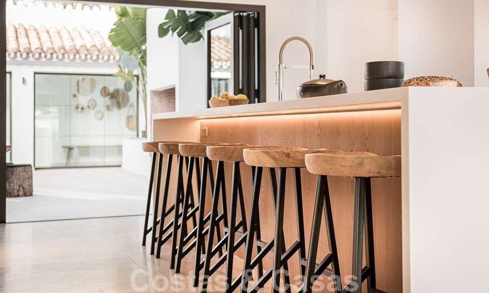 Encantadora villa de lujo en venta rodeada de belleza natural y al bordo de la playa de las dunas en Marbella 49700