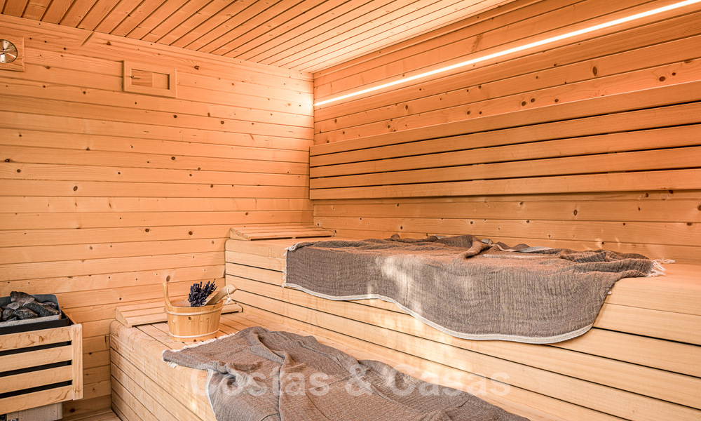 Encantadora villa de lujo en venta rodeada de belleza natural y al bordo de la playa de las dunas en Marbella 49701