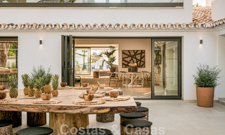 Encantadora villa de lujo en venta rodeada de belleza natural y al bordo de la playa de las dunas en Marbella 49705 