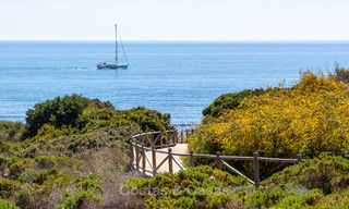 Encantadora villa de lujo en venta rodeada de belleza natural y al bordo de la playa de las dunas en Marbella 49712 