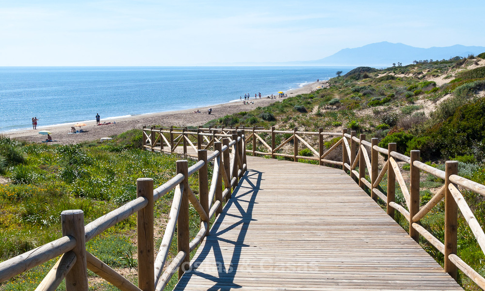 Encantadora villa de lujo en venta rodeada de belleza natural y al bordo de la playa de las dunas en Marbella 49713
