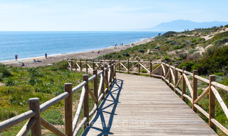 Encantadora villa de lujo en venta rodeada de belleza natural y al bordo de la playa de las dunas en Marbella 49713 