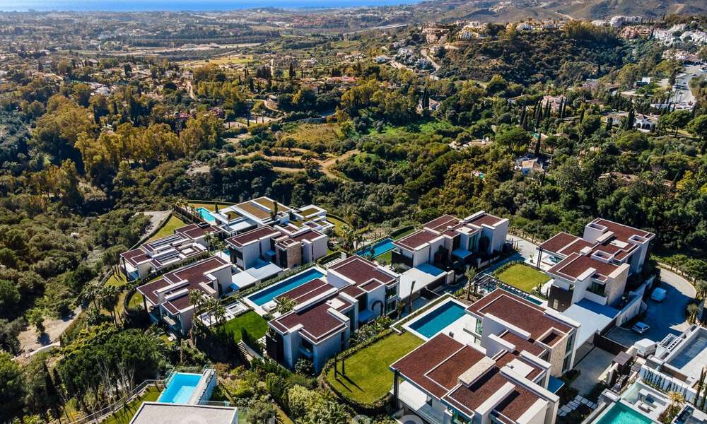 Villa de diseño arquitectónico lista para entrar a vivir en venta con vistas abiertas al mar en una prestigiosa zona residencial cerrada en las colinas de La Quinta en Benahavis - Marbella 49247