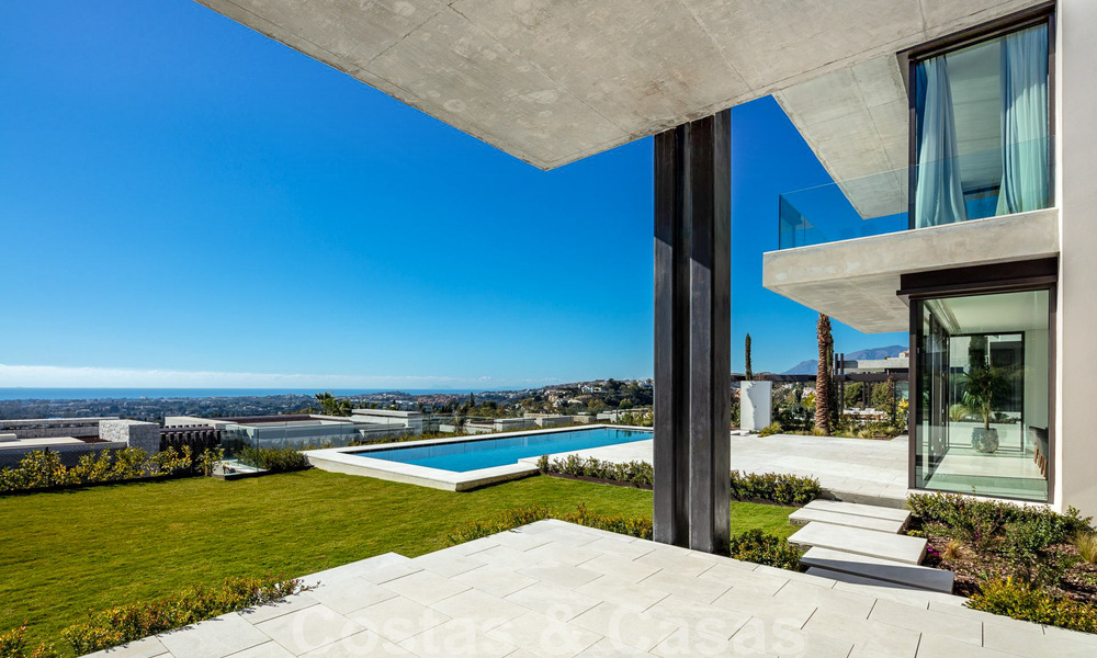 Villa de diseño arquitectónico lista para entrar a vivir en venta con vistas abiertas al mar en una prestigiosa zona residencial cerrada en las colinas de La Quinta en Benahavis - Marbella 49250