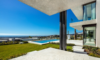 Villa de diseño arquitectónico lista para entrar a vivir en venta con vistas abiertas al mar en una prestigiosa zona residencial cerrada en las colinas de La Quinta en Benahavis - Marbella 49250 