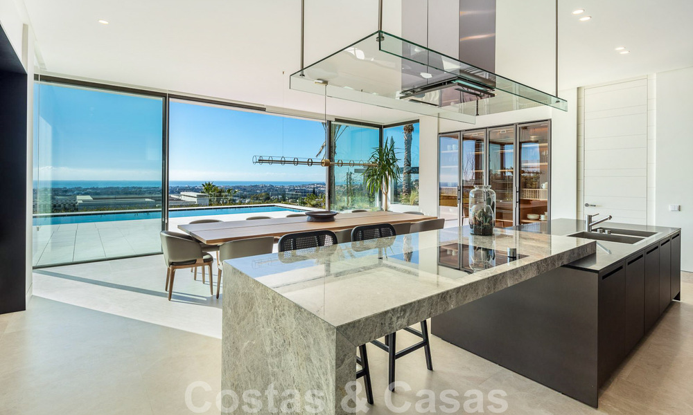 Villa de diseño arquitectónico lista para entrar a vivir en venta con vistas abiertas al mar en una prestigiosa zona residencial cerrada en las colinas de La Quinta en Benahavis - Marbella 49252