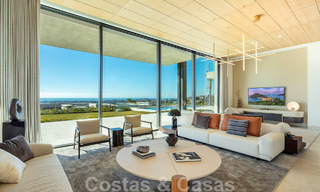 Villa de diseño arquitectónico lista para entrar a vivir en venta con vistas abiertas al mar en una prestigiosa zona residencial cerrada en las colinas de La Quinta en Benahavis - Marbella 49255 