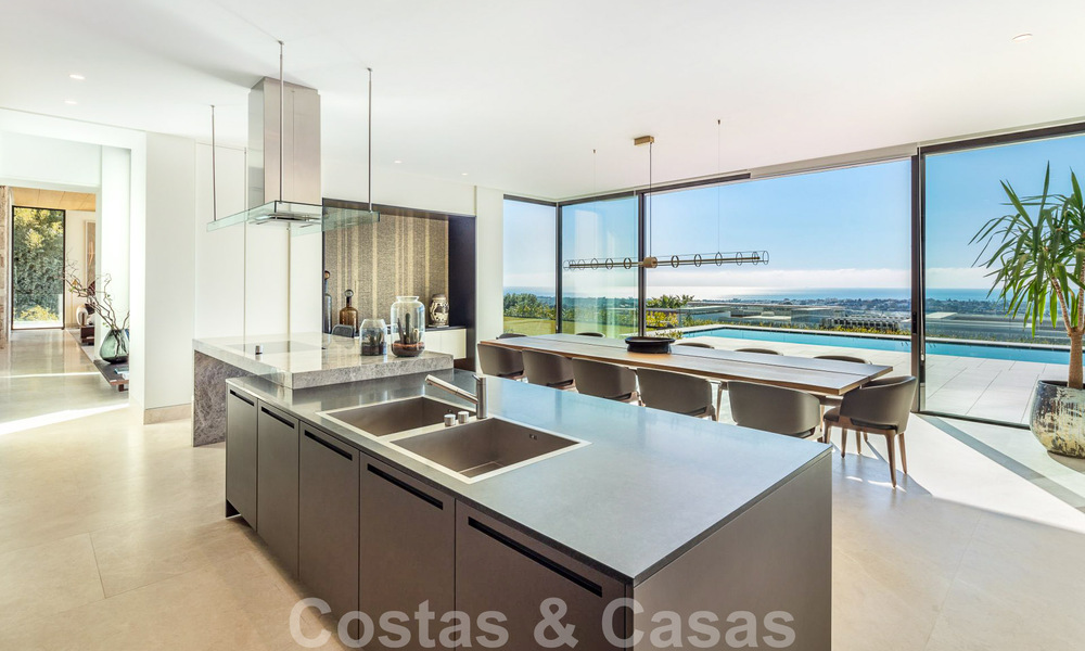 Villa de diseño arquitectónico lista para entrar a vivir en venta con vistas abiertas al mar en una prestigiosa zona residencial cerrada en las colinas de La Quinta en Benahavis - Marbella 49256