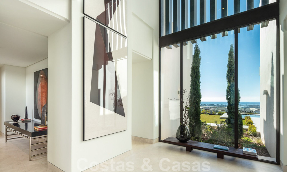 Villa de diseño arquitectónico lista para entrar a vivir en venta con vistas abiertas al mar en una prestigiosa zona residencial cerrada en las colinas de La Quinta en Benahavis - Marbella 49260