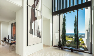 Villa de diseño arquitectónico lista para entrar a vivir en venta con vistas abiertas al mar en una prestigiosa zona residencial cerrada en las colinas de La Quinta en Benahavis - Marbella 49260 