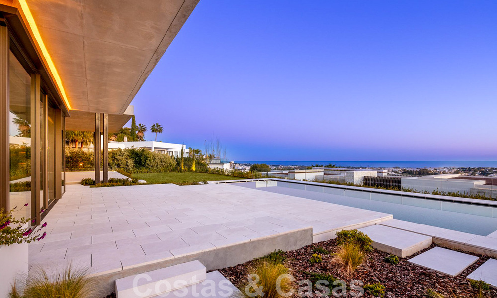Villa de diseño arquitectónico lista para entrar a vivir en venta con vistas abiertas al mar en una prestigiosa zona residencial cerrada en las colinas de La Quinta en Benahavis - Marbella 49261