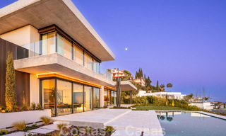 Villa de diseño arquitectónico lista para entrar a vivir en venta con vistas abiertas al mar en una prestigiosa zona residencial cerrada en las colinas de La Quinta en Benahavis - Marbella 49262 