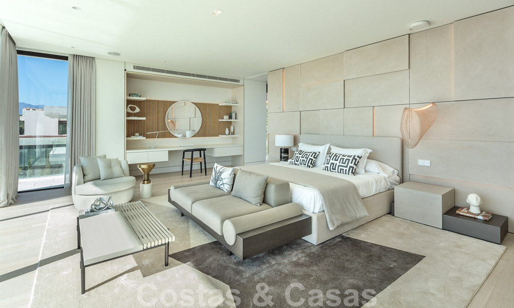 Villa de diseño arquitectónico lista para entrar a vivir en venta con vistas abiertas al mar en una prestigiosa zona residencial cerrada en las colinas de La Quinta en Benahavis - Marbella 49263